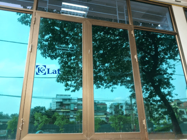 Cửa nhôm kính là gì? Cấu tạo, phân loại và kinh nghiệm chọn cửa phù hợp 6 Kính phản quang chống nắng