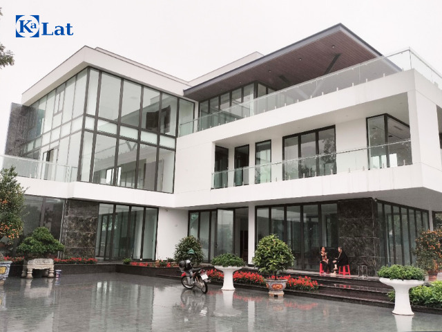 50+ mẫu cửa nhôm cho nhà phố đẹp, hiện đại và tối ưu công năng 13 Mẫu cửa nhôm nhà phố hiện đại tone ghi