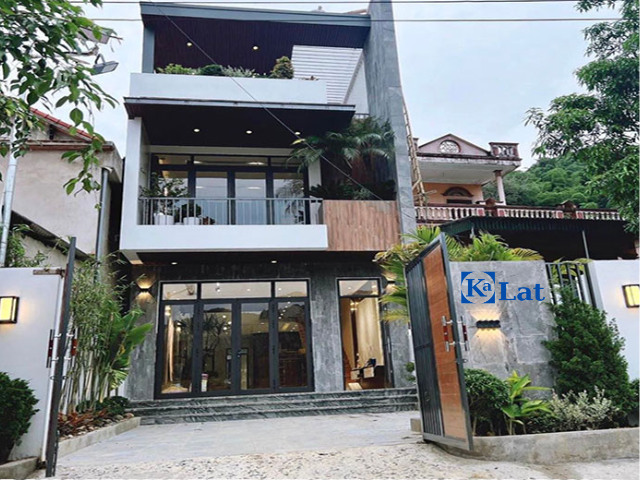 50+ mẫu cửa nhôm cho nhà phố đẹp, hiện đại và tối ưu công năng 3 Cửa nhôm kính cho nhà phố nhiều tầng