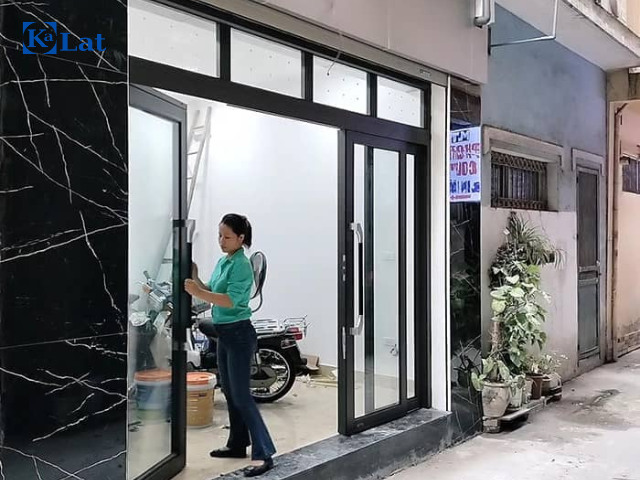 50+ mẫu cửa nhôm cho nhà phố đẹp, hiện đại và tối ưu công năng 6 Mẫu cửa lùa tối ưu diện tích mặt tiền nhà phố