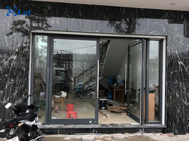50+ mẫu cửa nhôm cho nhà phố đẹp, hiện đại và tối ưu công năng 7 Mẫu cửa mở quay kính lớn sang trọng cho nhà phố