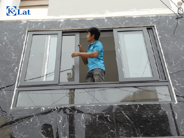 50+ mẫu cửa nhôm cho nhà phố đẹp, hiện đại và tối ưu công năng 8 Mẫu cửa sổ nhà phố tối ưu điện tích