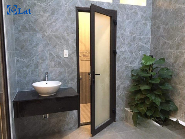 50+ Mẫu cửa nhôm kính đẹp hiện đại, sang trọng xu hướng 2026 13 Hình ảnh cửa nhôm kính nhà vệ sinh thực tế