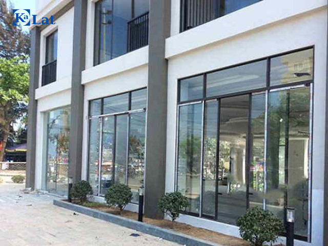 50+ Mẫu cửa nhôm kính đẹp hiện đại, sang trọng xu hướng 2026 19 Mẫu cửa nhôm kính mặt tiền hiện đại