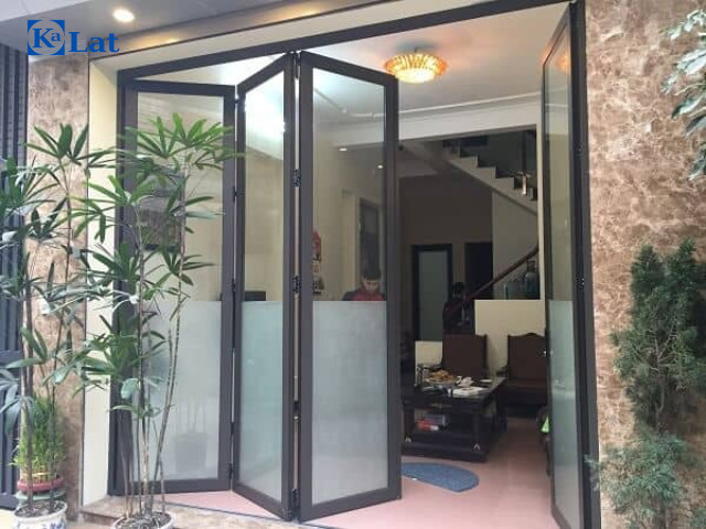 50+ Mẫu cửa nhôm kính đẹp hiện đại, sang trọng xu hướng 2026 8 Mẫu cửa nhôm kính phòng khách đẹp