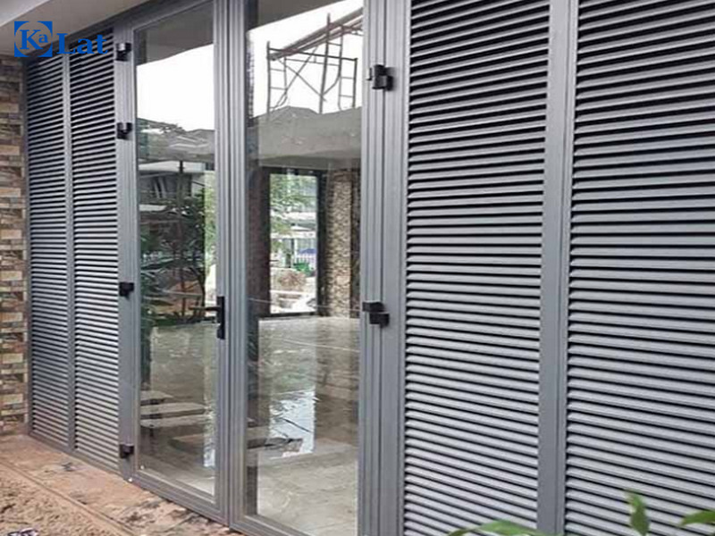 Cửa nhôm xingfa hệ lam chắn nắng tiêu chuẩn         