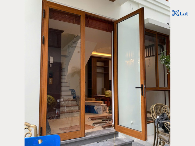 Cửa nhôm giả gỗ bền không? Có nên dùng thay cửa gỗ? 12 Kiểm tra phụ kiện đồng bộ