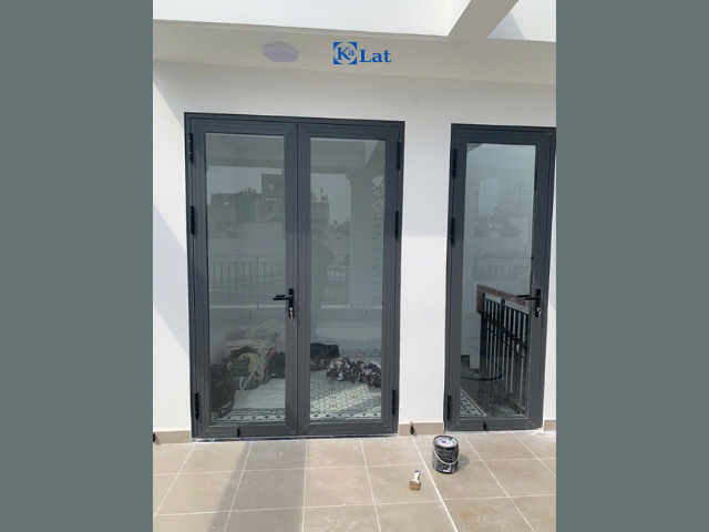 Cửa nhôm xingfa 2 cánh mở quay cho phòng ngủ