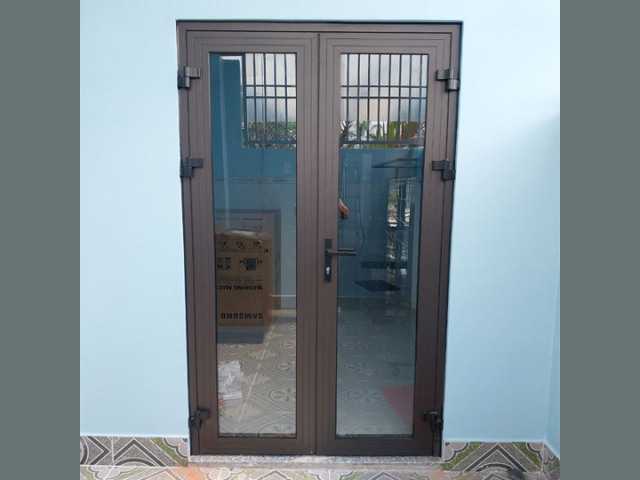 Cửa 2 cánh mở quay kính trong 