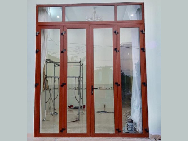 99+ Mẫu Cửa Nhôm Xingfa 4 Cánh Đẹp, Hiện Đại Được Ưa Chuộng 2026 23 Mẫu cửa nhôm Xingfa 4 cánh giả gỗ