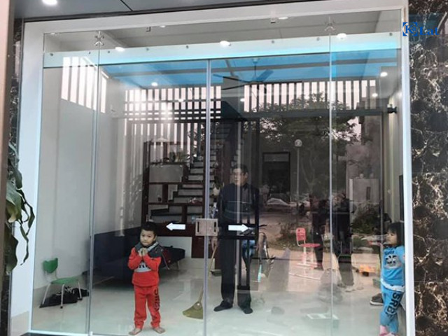 Cửa lùa kính