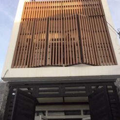 Lam chắn nắng mặt tiền nhà phố màu vân gỗ