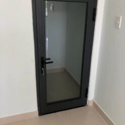 Cửa đi 1 cánh nhôm Kalat có khóa và tay nắm