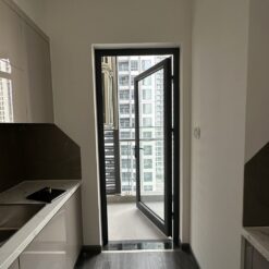 Cửa đi mở quay 1 cánh nhôm Kalat cho ban công căn hộ