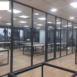 Vách ngăn nhôm kính lắp ghép cho văn phòng 14 Vách nhôm kính lắp ghép dùng kính an toàn