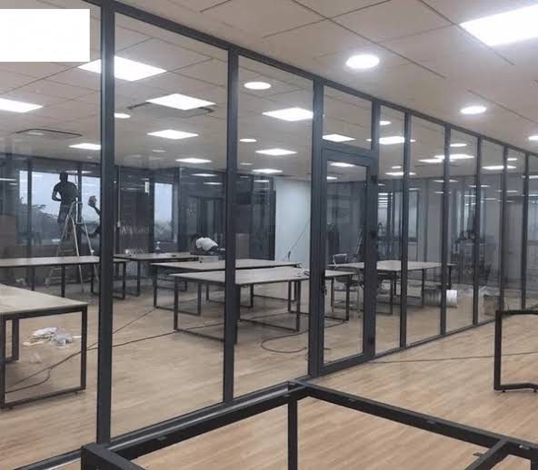Vách ngăn nhôm kính lắp ghép cho văn phòng 24 Vách nhôm kính lắp ghép dùng kính an toàn