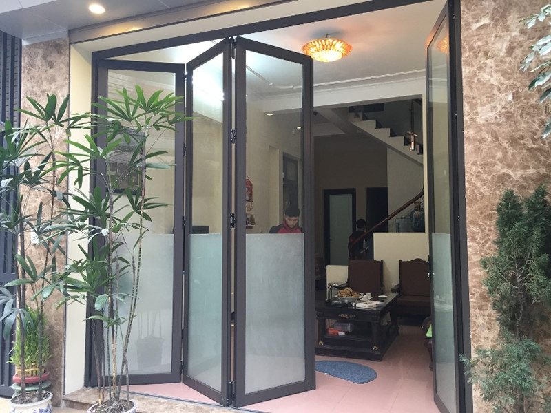 Cửa nhôm xếp trượt 4 cánh Kalat, kính dán an toàn 6.38mm 17 Cửa đi xếp trượt 4 cánh nhôm Kalat cho nhà phố