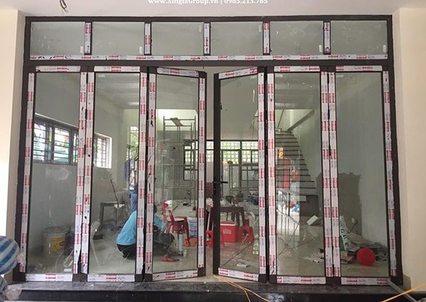 Cửa đi xếp trượt 6 cánh nhôm Kalat, kính cường lực 10mm 23 Cửa đi xếp trượt 6 cánh nhôm Kalat, kính cường lực 10mm tại công trình
