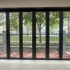 Cửa đi xếp trượt 6 cánh nhôm Kalat cho mặt tiền rộng