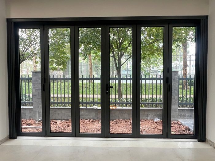 Cửa đi xếp trượt 6 cánh nhôm Kalat, kính cường lực 10mm 16 Cửa đi xếp trượt 6 cánh nhôm Kalat, kính cường lực 10mm cho mặt tiền rộng