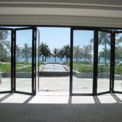 Cửa đi xếp trượt panorama nhôm Kalat cánh lớn mở ra sân vườn