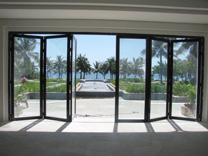 Cửa đi xếp trượt panorama nhôm Kalat, cánh lớn 18 Cửa đi xếp trượt panorama nhôm Kalat cánh lớn mở ra sân vườn