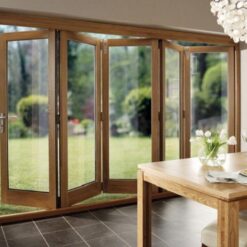 Cửa xếp trượt sân vườn nhôm Kalat màu vân gỗ