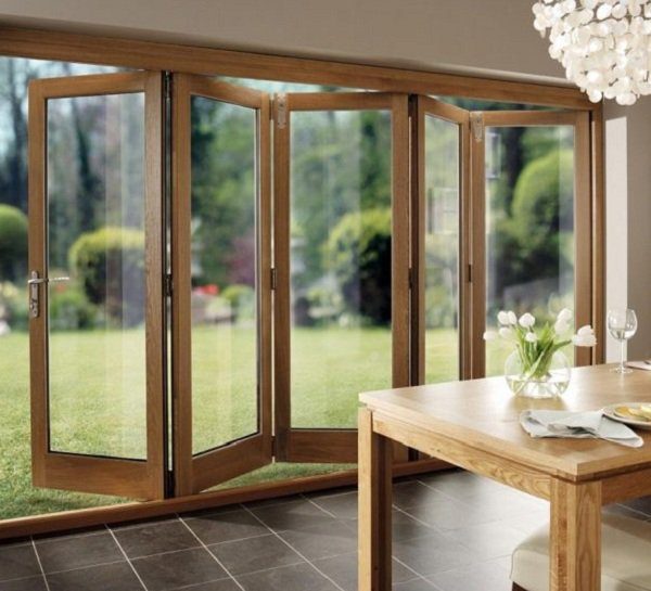 Cửa xếp trượt sân vườn nhôm Kalat, kính an toàn 16 Cửa xếp trượt sân vườn nhôm Kalat màu vân gỗ