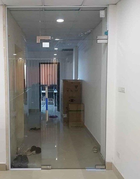 Cửa kính thủy lực Xingfa 1 cánh, kính cường lực 10mm 2 Cửa kính thủy lực 1 cánh lắp đặt tại Hà Nội