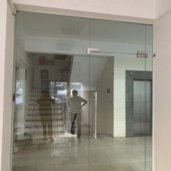 Cửa kính thủy lực Xingfa 1 cánh, kính cường lực 10mm 11 Lắp đặt cửa kính thủy lực 1 cánh kết hợp vách kính