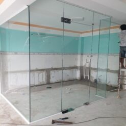 Vách kính thủy lực đang thi công