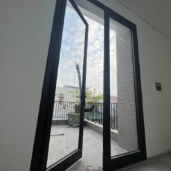 Cửa đi mở quay Việt Pháp 2 cánh cho ban công