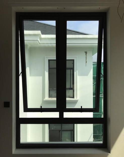 Cửa sổ mở hất nhôm Việt Pháp, kính dán an toàn 6.38mm 26 Cửa sổ mở hất Việt Pháp hạn chế mưa tạt