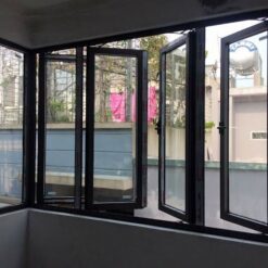 Cửa sổ mở quay nhôm Việt Pháp cho phòng ngủ
