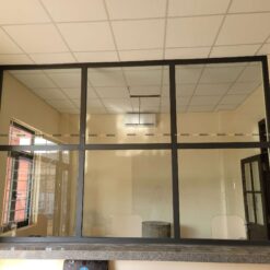 Vách ngăn nhôm kính Việt Pháp cho văn phòng 11 Vách ngăn nhôm kính Việt Pháp cao sát trần