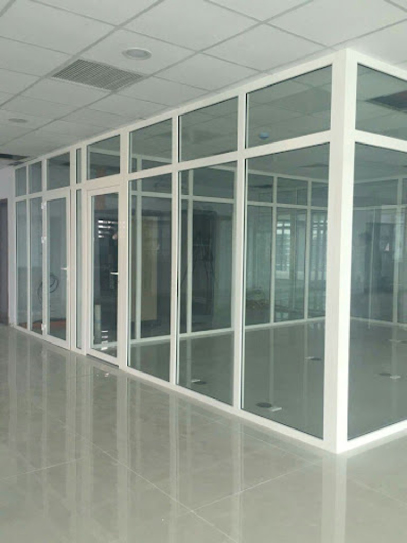 Vách ngăn nhôm kính Việt Pháp cho văn phòng 23 Vách ngăn nhôm kính Việt Pháp khung trắng