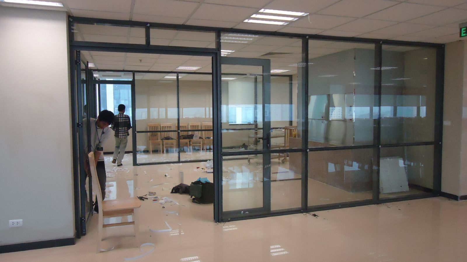 Vách ngăn nhôm kính Việt Pháp cho văn phòng 19 Vách ngăn nhôm kính Việt Pháp cho văn phòng lớn